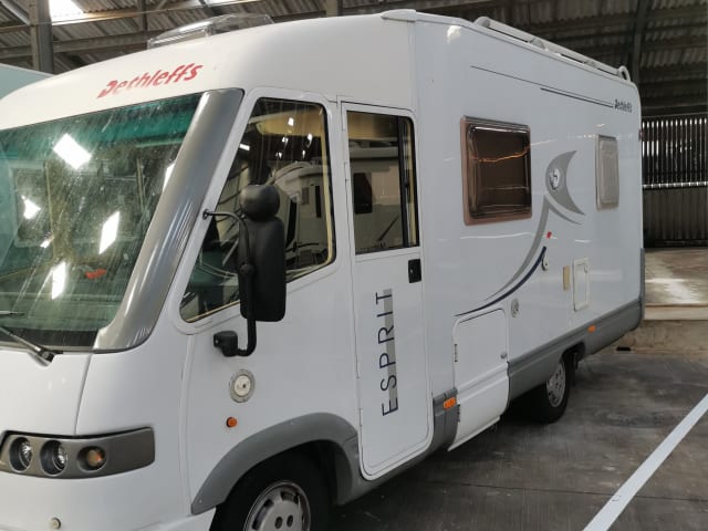 3p Dethleffs integrierter Camper aus dem Jahr 2003 