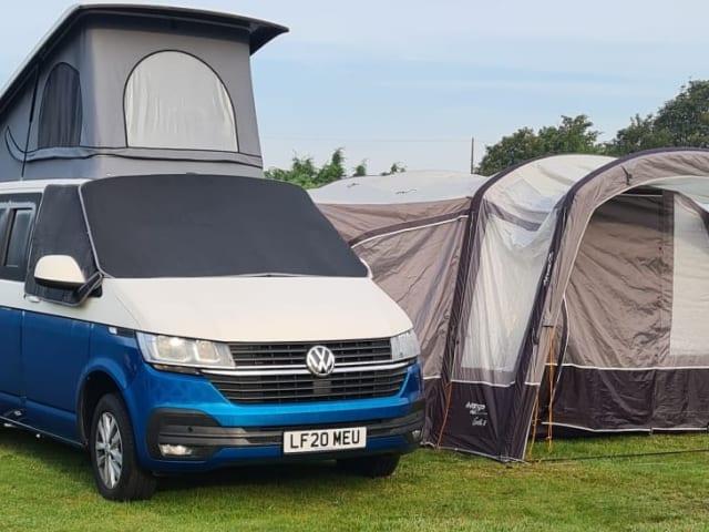 Conduisez 'The Falcon' - Notre camping-car VW T6.1 à 4 couchettes