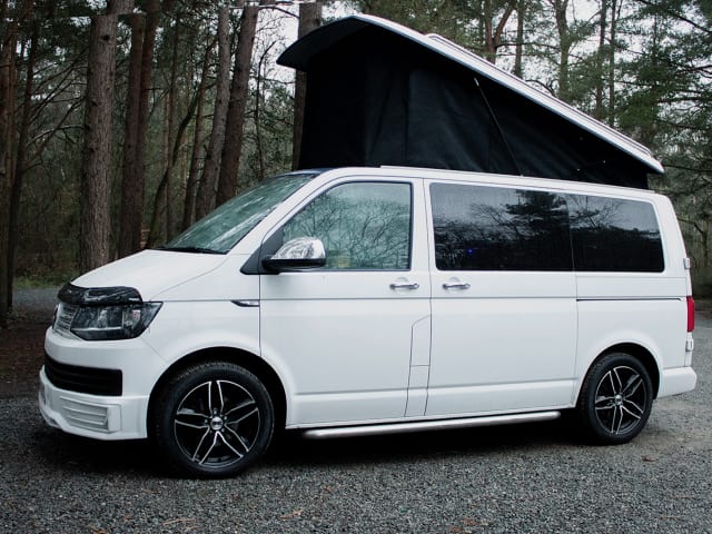 Loretta – Loretta VW T6 Campervan, Aufstelldach 4 Schlafplätze (5 Sitzer).