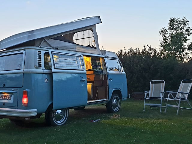 Brum – Volkswagen T2 bleu bébé avec 6 cylindres