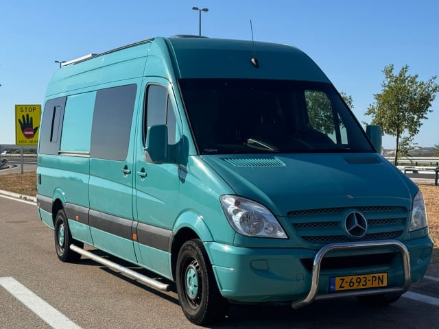 Teddy – 5P Mercedes-Benz campervan uit 2012