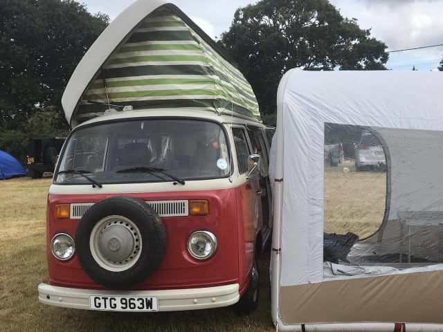 Roses – Vintage Devon 4-persoons Volkswagen Camper 1981 - Relaxing Camping Classic