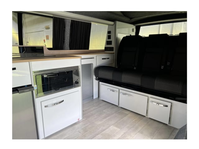 Noah – VW LWB Campervan 4 couchages