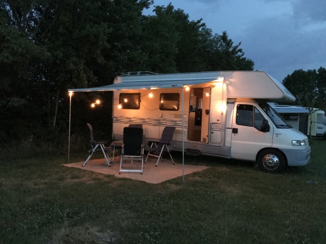 Claes – Claes : Camping-car Alcôve spacieux 4p de 2000