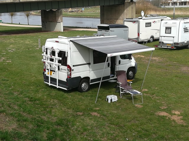 COMPACT MOTORHOME WITH ELECTRIC BIKE LIFT