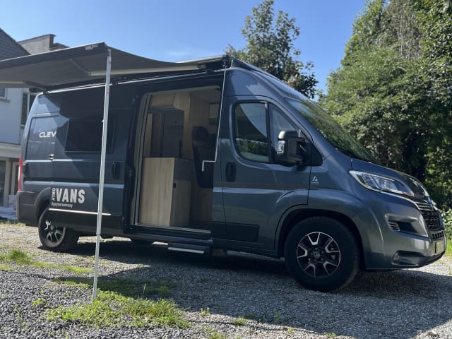 Clever Celebration  – New campervan 4 persons lifting roof