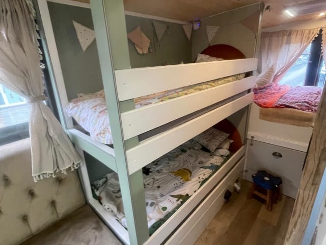 Viva La Vario – 4 berth Mercedes-Benz semi-integrated from 2004