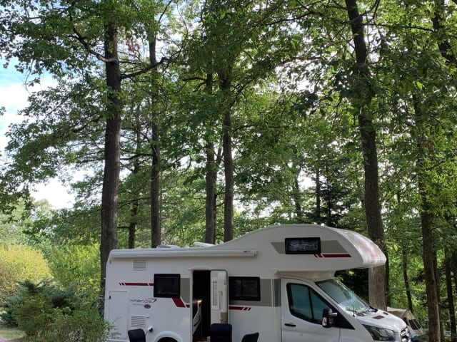 Roller Team Kronos M277 – Camping-car 4 personnes avec grande alcôve, 2 lits et lit superposé