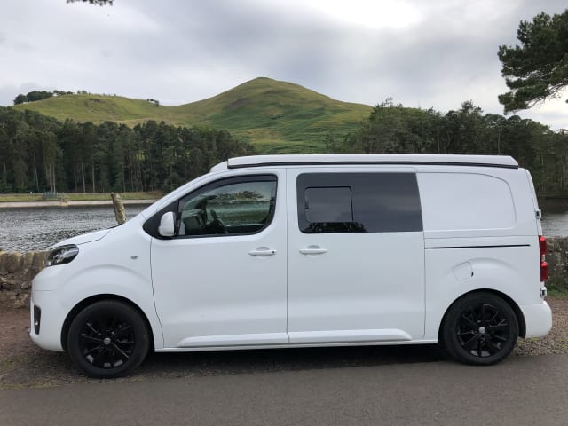 Lionel – Fourgonnette Toyota 4 couchettes immaculée de 2017 - célibataire et prête à se mêler!