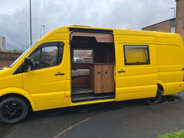 Big Yellow Campervan – Mercedes-Benz camper met 3 slaapplaatsen