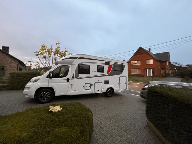 Un camper completamente attrezzato per splendide vacanze in campeggio.