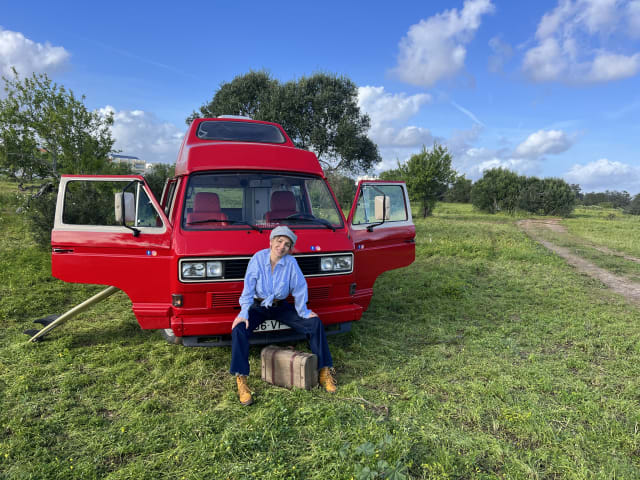 Rent a Campervan Blue CLassics ‘s Volkswagen T3  red