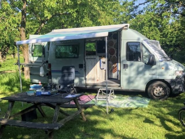 Billie – 2p Peugeot bus from 2000
