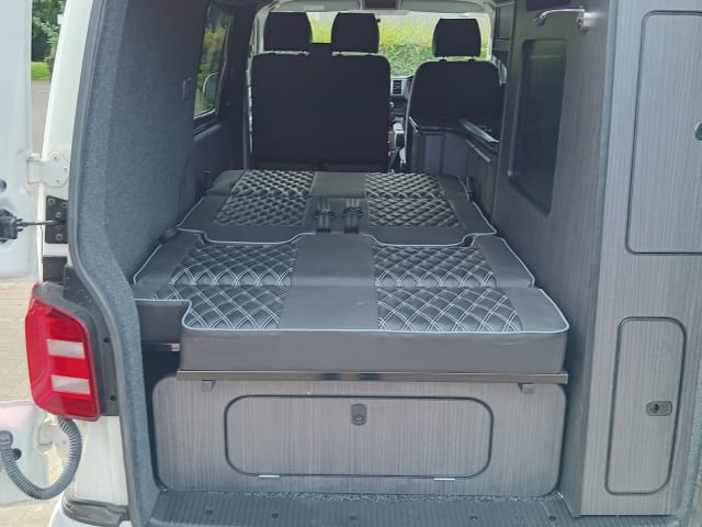 Wee Mags – Immaculate 4 berth 2017 VWT5 Camper