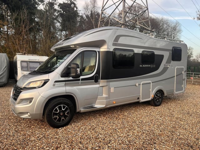 SilverBird – luxurious Adria Matrix 670SL - Located 10mins from Heathrow Airport