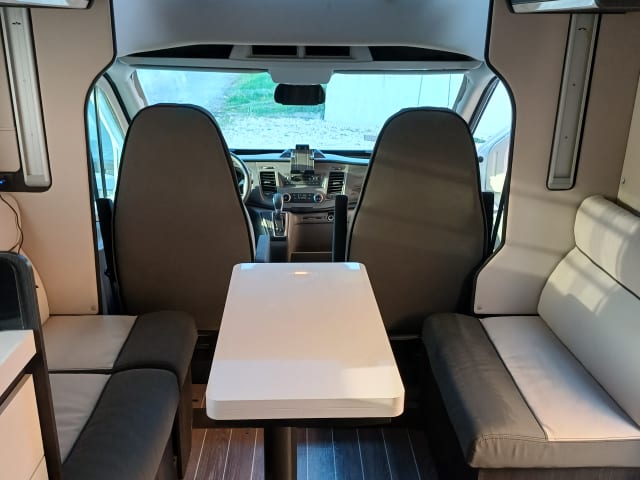 4p Ford semi-integrated uit 2023