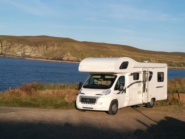 Bessie – Kwaliteit luxe - camper met 6 slaapplaatsen