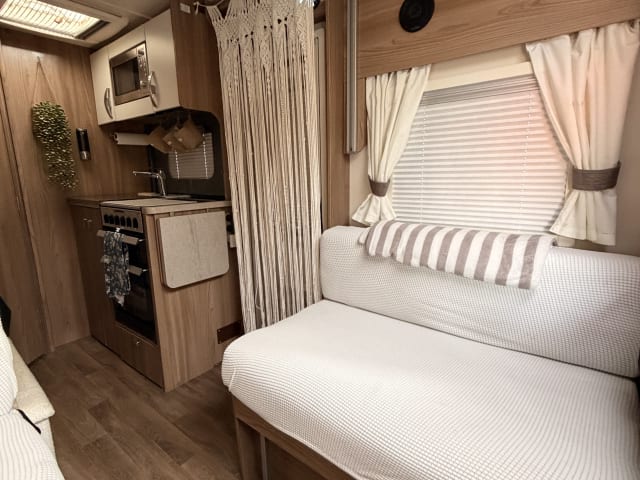 Lusia 🚐 – 4-Berth Bessacarr 424 Automatic Motorhome – 4 berth Fiat semi-integrated from 2018