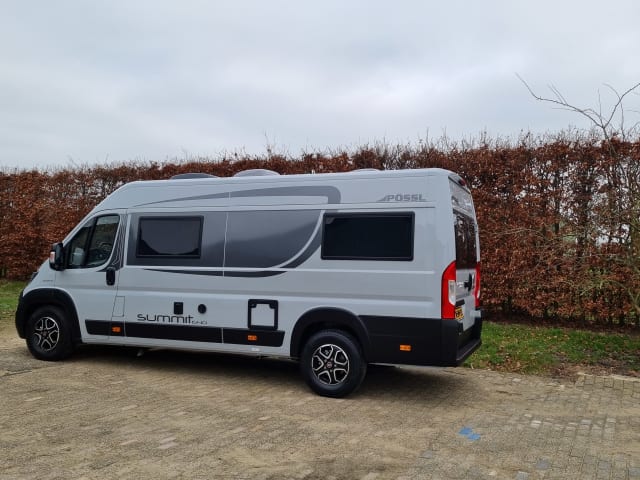 Onze Peuzel – Possl Summit 640 (2022) avec motard de bus