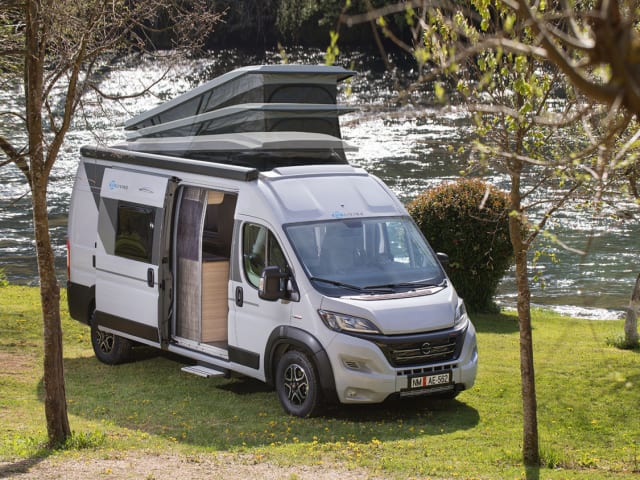 Gloednieuwe campervan met TentTop