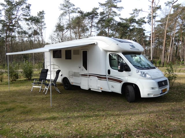 Luxurious spacious 4p camper with queen bed and pull-down bed