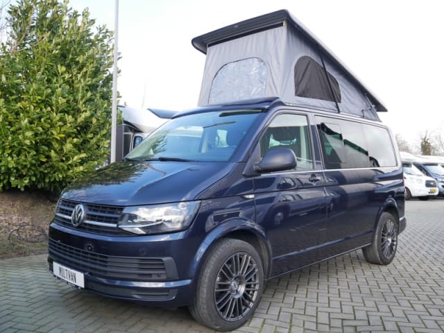 beau VW T6 Multivan avec toit relevable spacieux Reimo, automatique