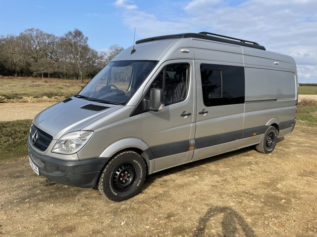 Jim – 'Jim' Luxuriöser Mercedes Sprinter Expedition Campervan Aufstelldach für 5 Personen