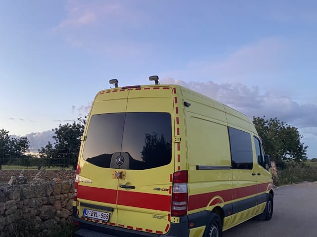 Freebee 🐝 – 2-seater Mercedes-Benz bus from 2009
