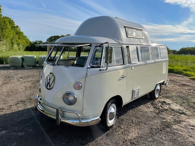 Snowy – 2 berth Volkswagen campervan from 1957