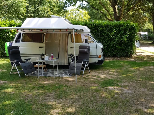 Nostalgische 2p Volkswagen T3 bus uit 1982