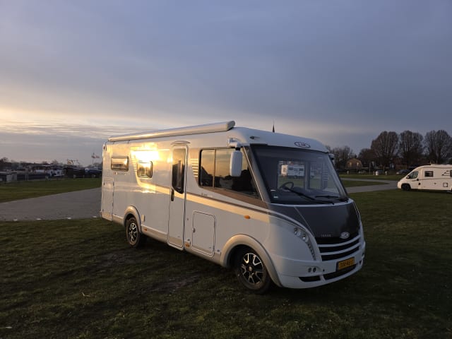 4p LMC integral, lifting bed and round seating from 2015