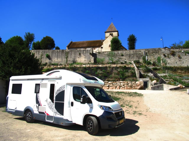 Louez notre camping-car de luxe pour beaucoup de plaisir de voyage.