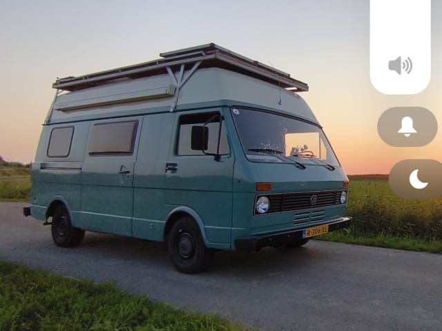 Blue Ocean  – 2p Volkswagen campervan uit 1981