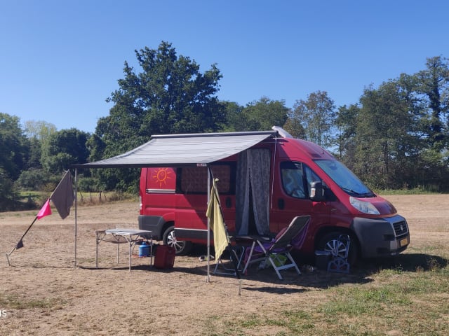 KOMPAKT, KOMPLETT, KOMFORTABEL mit Festbett, Offgrid.