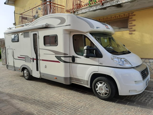 Halbintegrierter Camper Adria Matrix - 4 Sitze