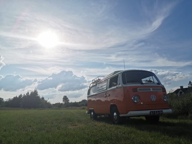 Maxima – Un momento indietro nel tempo con una Volkswagen T2 - Completamente restaurato!