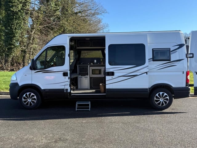 Marge – 3 Berth, Fully off grid campervan 