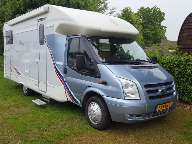 Comfortabele camper met enkele bedden en airco