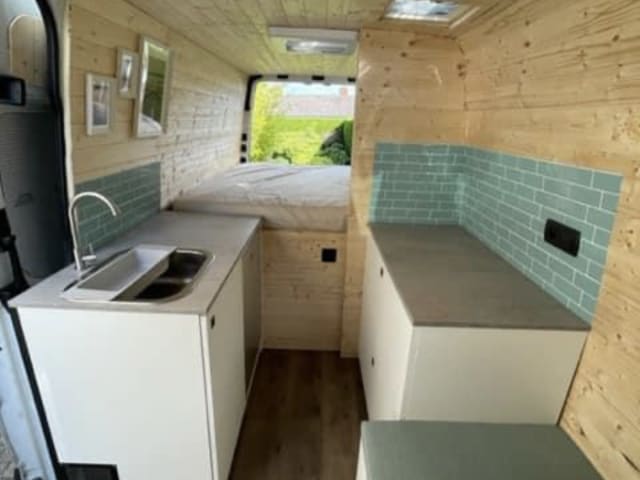 2p off-grid Sprinter campervan uit 2013