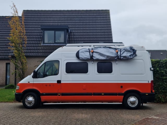 Sfeervolle camperbus! – 4 persoons Renault bus uit 2000