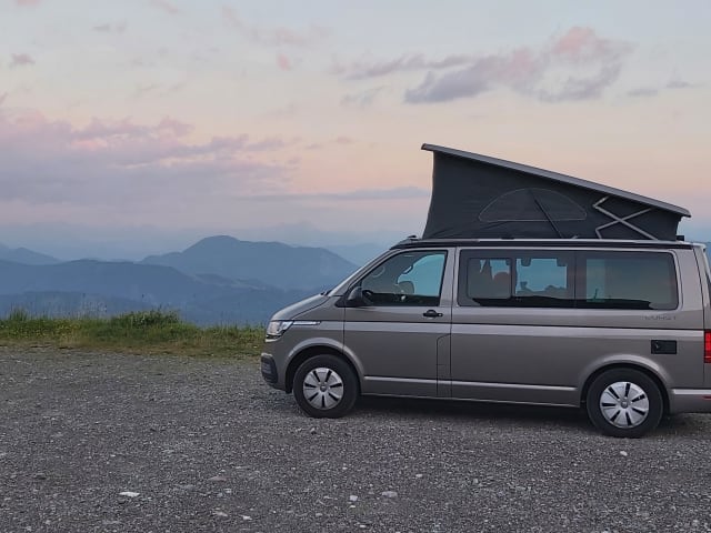 Hotel California – 4p Volkswagen bus uit 2022