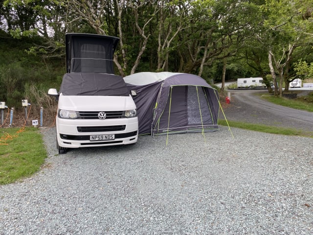 Flo – Volkswagen Transporter 5.1 camper met 4 slaapplaatsen 