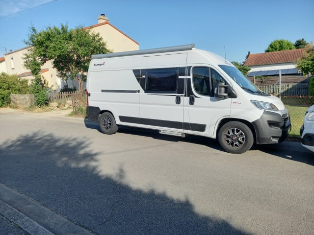 Gilbert – 5.99m fitted van equipped with an automatic gearbox