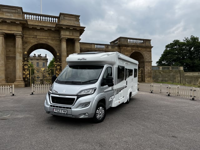 GO-VORNY – 6 berth Peugeot semi-integrated from 2021 free WI-FI 