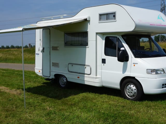 The White Camper – 4 persoons Fiat Ducato camper