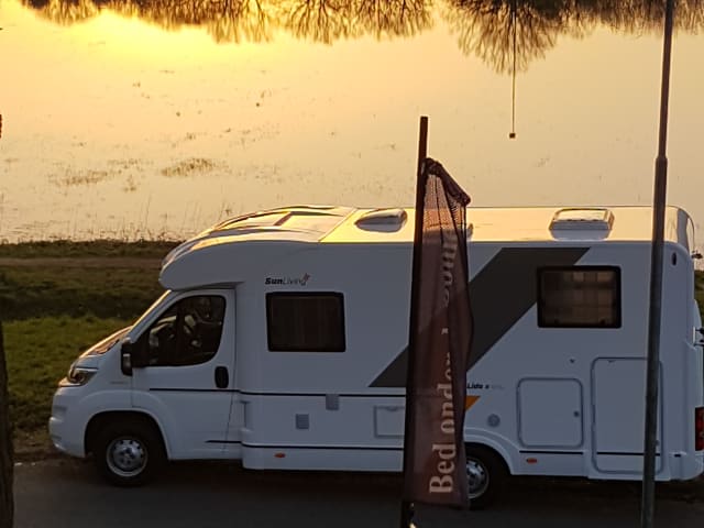 Fernweh, junger (2017) teilintegrierter Camper Sun Living von Adria,