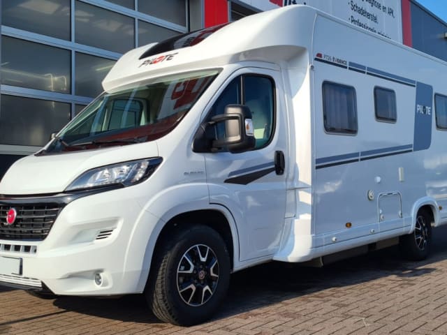 Camper La Nucia – 4 Personen Luxus Pilote Camper von 2021