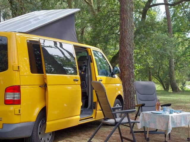 Bus jaune VW T5 avec intérieur moderne