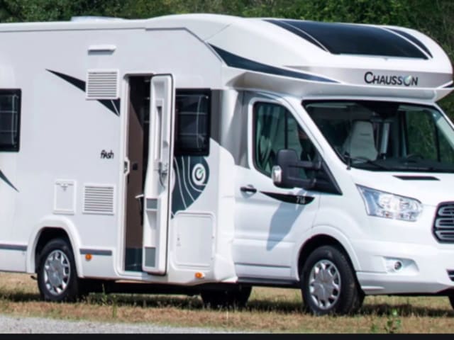 Bubble on wheels: child-friendly by lift bunk bed or spacious luxury for 2!