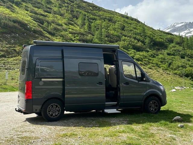 Avontuurlijk Mercedes-Benz Hymer luxe Campervan 2p